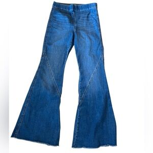 sofia by sofia vergara Blue High-Rise Flare Jeans size 6 in like new condition
